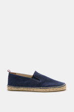 Side view of Castañer Espadrilles 'Joel' navy in cotton canvas with elastic inserts, jute trim, decorative back stitching, pull tab, and flexible rubber sole.

Description: <p>Die Espadrilles 'Joel' von CASTAÑER aus Canvas verbinden gekonnt die markentypi