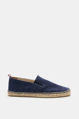 Side view of Castañer Espadrilles 'Joel' navy in cotton canvas with elastic inserts, jute trim, decorative back stitching, pull tab, and flexible rubber sole.

Description: <p>Die Espadrilles 'Joel' von CASTAÑER aus Canvas verbinden gekonnt die markentypi