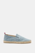 Side view of Castañer Espadrilles 'Joel' rauchblau in light blue cotton canvas with jute trim and flexible rubber sole.

Description:
<p>Die Espadrilles 'Joel' von CASTAÑER aus Canvas verbinden gekonnt die markentypische vulkanisierte Gummisohle mit Jute-