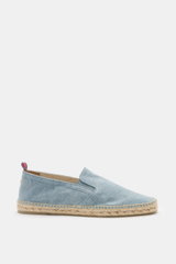 Side view of Castañer Espadrilles 'Joel' rauchblau in light blue cotton canvas with jute trim and flexible rubber sole.

Description:
<p>Die Espadrilles 'Joel' von CASTAÑER aus Canvas verbinden gekonnt die markentypische vulkanisierte Gummisohle mit Jute-
