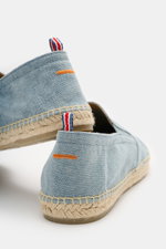 Rear close-up view of Castañer Espadrilles 'Joel' rauchblau in cotton canvas with jute trim, elastic inserts, decorative stitching, and rubber sole.

<p>Die Espadrilles 'Joel' von CASTAÑER aus Canvas verbinden gekonnt die markentypische vulkanisierte Gumm