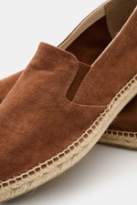 Castañer Espadrilles 'Joel' rostbraun in close-up from a side angle, showing cotton canvas upper, elastic inserts, decorative stitching, jute trim, and flexible rubber sole. <p>Die Espadrilles 'Joel' von CASTAÑER aus Canvas verbinden gekonnt die markentyp