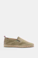 Side view of Castañer Espadrilles 'Joel' taupe in cotton canvas with elastic inserts, decorative back stitching, jute trim, and flexible rubber sole. <p>Die Espadrilles 'Joel' von CASTAÑER aus Canvas verbinden gekonnt die markentypische vulkanisierte Gumm