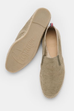 Castañer Espadrilles 'Joel' taupe shown from top and sole view, canvas cotton upper, jute trim, elastic inserts, flexible rubber sole. <p>Die Espadrilles 'Joel' von CASTAÑER aus Canvas verbinden gekonnt die markentypische vulkanisierte Gummisohle mit Jute