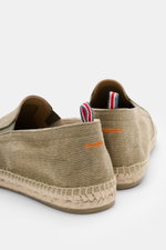 Castañer Espadrilles 'Joel' taupe shown from the back right side, featuring cotton canvas, elastic inserts, decorative stitching, jute trim, and flexible rubber sole. <p>Die Espadrilles 'Joel' von CASTAÑER aus Canvas verbinden gekonnt die markentypische v