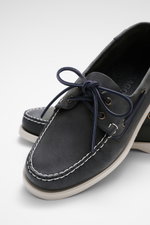 Sebago Loafer 'Portland' dark navy aus robustem Leder, schmal zulaufend, mit Lederband, Ziernaht, Lederfutter, flexible Gummisohle, Nahaufnahme schräg von oben.
