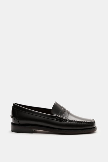 Side view of Sebago Penny Loafer "Classic Dan" dunkelbraun in smooth, finely grained leather with Blake stitching, penny strap, decorative seams, leather lining, leather sole, and rubber-reinforced heel.