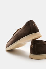 Henderson Loafer 'Panarea' dunkelbraun aus geschmeidigem Veloursleder, schmal zulaufend mit Ziernaht, Lederfutter, flexible Gummisohle, seitliche Rückansicht.