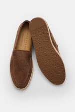 Henderson Espadrilles 'Palau' braun shown from top and sole view, made of soft suede leather with decorative stitching, jute trim, flexible rubber sole.