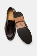 Henderson Penny Loafer 'Calf Lux Sparrow' dunkelbraun, poliertes Glattleder, Penny-Strap, schmale Silhouette, Vorderkappe, Lederlaufsohle, Goodyear-welted, Blick von oben auf Schuhpaar.