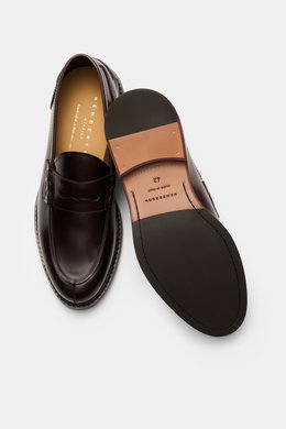 Henderson Penny Loafer 'Calf Lux Sparrow' dunkelbraun, poliertes Glattleder, Penny-Strap, schmale Silhouette, Vorderkappe, Lederlaufsohle, Goodyear-welted, Blick von oben auf Schuhpaar.