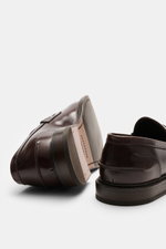 Henderson Penny Loafer 'Calf Lux Sparrow' dunkelbraun aus poliertem Glattleder, schmal zulaufend, mit Penny-Strap, Ziernaht, Goodyear-welted, Lederlaufsohle und Kautschukabsatz, rückwärtige Perspektive.