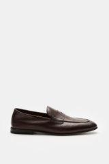 Henderson Penny Loafer 'Moro' dunkelbraun seitlich fotografiert, aus fein genarbtem Leder mit schmal zulaufender Silhouette, Penny-Strap, Ziernaht, Goodyear-welted, Lederfutter, Ledersohle mit Kautschukabsatz.