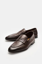 Henderson Penny Loafer 'Moro' dunkelbraun aus fein genarbtem Leder, schmal zulaufend, mit Penny-Strap und Ziernaht, frontal von vorne fotografiert.