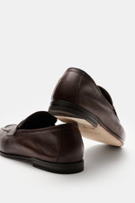 Henderson Penny Loafer 'Moro' dunkelbraun aus fein genarbtem Leder, schmal zulaufend, mit Penny-Strap, Ziernaht, Goodyear-welted, Lederinnenfutter und -laufsohle, Kautschukabsatz, Rückansicht und seitlicher Perspektive.