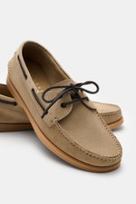 Henderson Loafer 'Freedom' beige aus geschmeidigem Veloursleder, schmal zulaufend, mit Ziernaht, offenem Zwei-Loch-Schnürband, flexible Gummisohle, Nahaufnahme von schräg vorne.