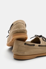 Henderson Loafer 'Freedom' beige aus geschmeidigem Veloursleder, schmal zulaufend, mit Ziernaht, Lederband, Zwei-Loch-Schnürung, flexible Gummisohle, Rückansicht und seitliche Perspektive.