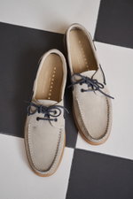Henderson Loafer 'Freedom' beige aus geschmeidigem Veloursleder, schmal zulaufend, mit Ziernaht, offener Zwei-Loch-Schnürung, flexible Gummisohle, Draufsicht.