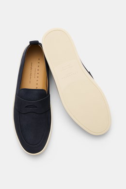 Henderson Penny Loafer 'Mentone' navy aus geschmeidigem Nubuk-Kalbsleder, schmal zulaufend, mit Penny-Strap, Ziernaht, ledernem Innenfutter und flexibler Gummisohle, von oben fotografiert.