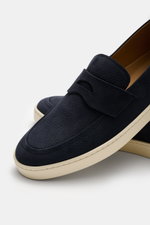 Nahaufnahme des Henderson Penny Loafer 'Mentone' navy von vorne seitlich, aus geschmeidigem Nubukleder mit Penny-Strap, Ziernaht und heller Sohle.