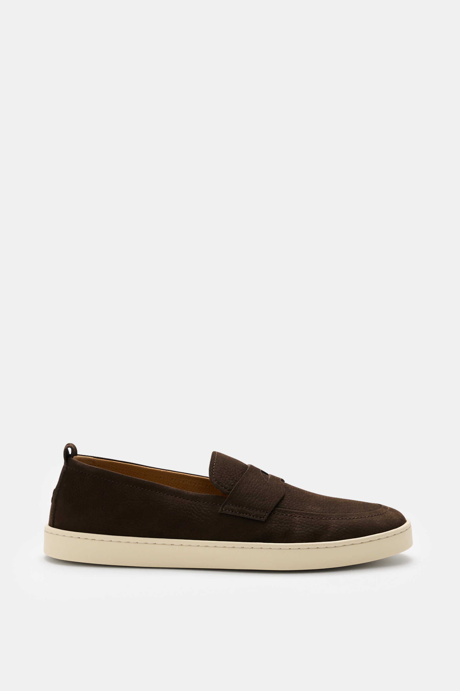 Henderson Penny Loafer 'Mentone' dunkelbraun seitlich fotografiert, Nubuk-Kalbsleder, schmale Silhouette, Penny-Strap, Ziernaht, ledernes Innenfutter, flexible Gummisohle.