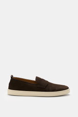 Henderson Penny Loafer 'Mentone' dunkelbraun seitlich fotografiert, Nubuk-Kalbsleder, schmale Silhouette, Penny-Strap, Ziernaht, ledernes Innenfutter, flexible Gummisohle.