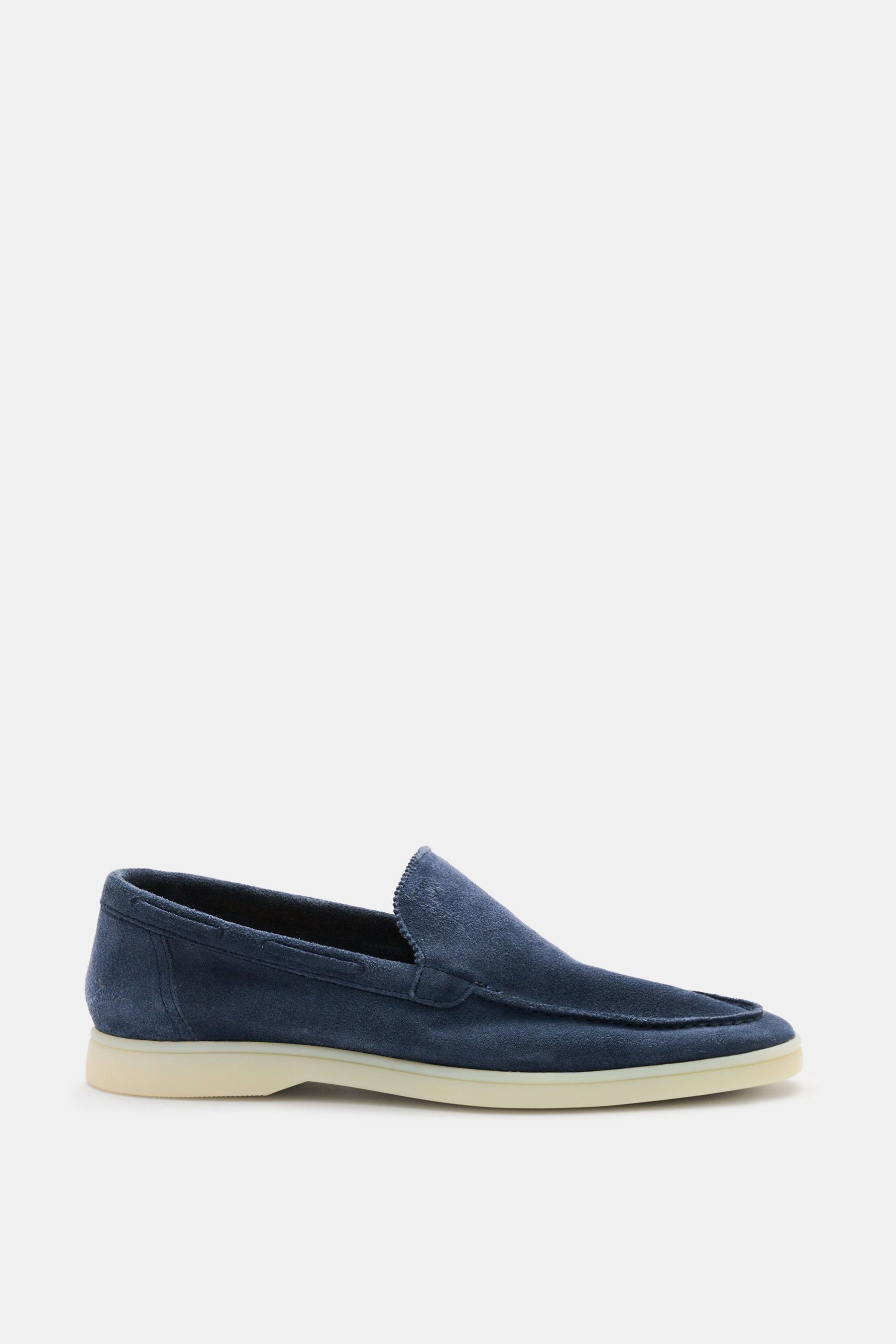 Aurélien Loafer 'Yacht 2.0' dunkelblau aus Veloursleder, schmal zulaufend, mit Zickzackrand, Naht auf Vorderkappe, Lederfutter, Gummisohle, Seitenansicht.