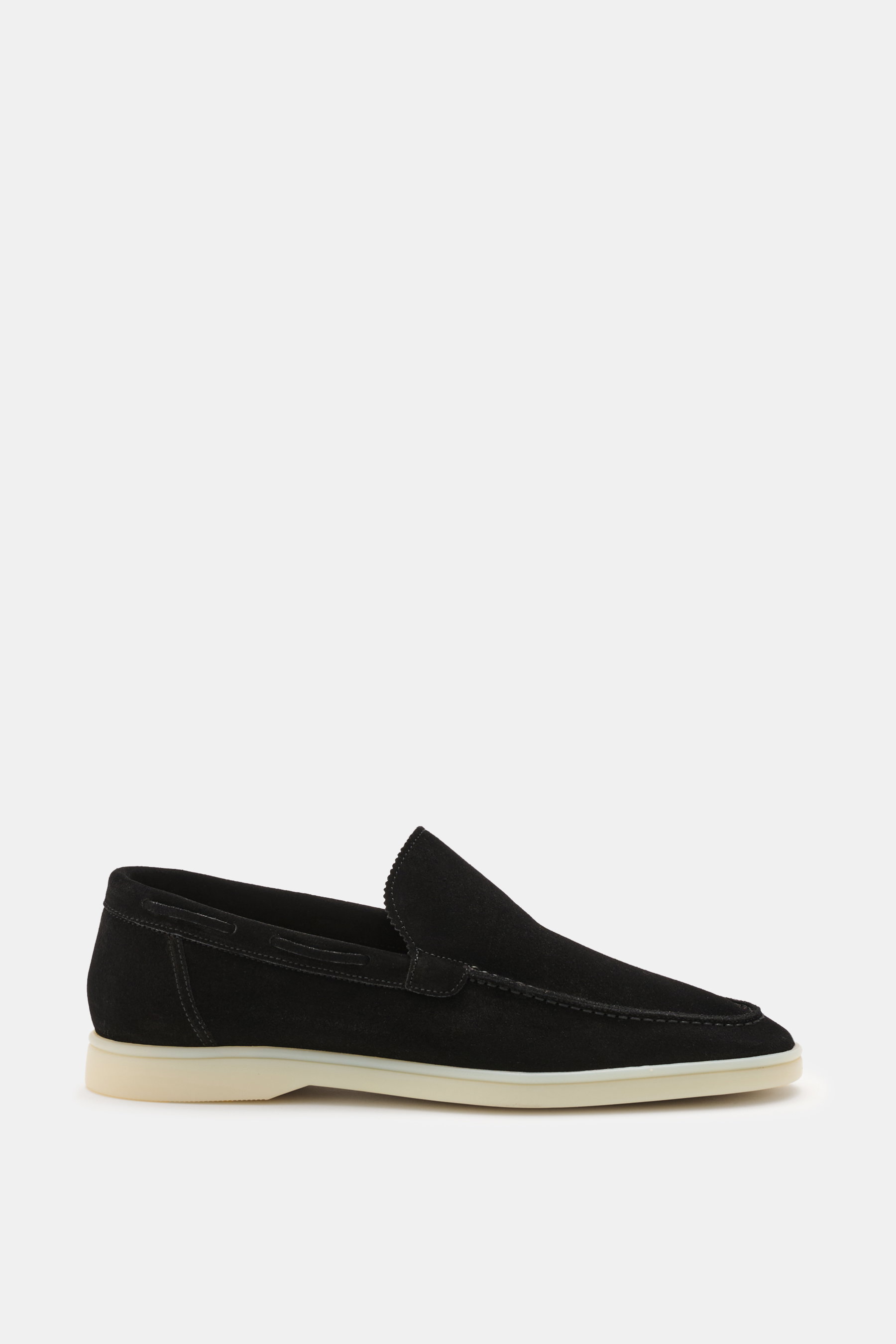 Aurélien Loafer 'Yacht 2.0' schwarz, seitlich fotografiert, aus Veloursleder mit Zickzackrand, markanter Naht, ledernem Innenfutter und flexibler Gummisohle.