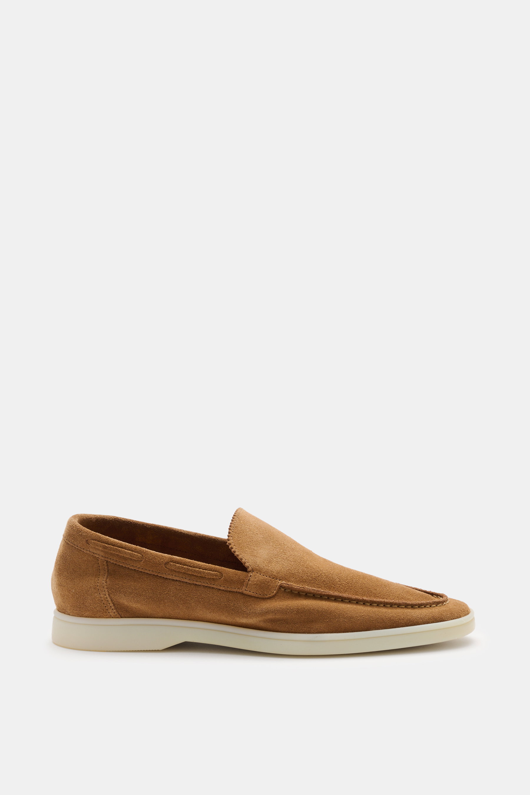 Aurélien Loafer 'Yacht 2.0' hellbraun aus Veloursleder, schmal zulaufend, mit Zickzackrand und flexibler Gummisohle, Seitenansicht.