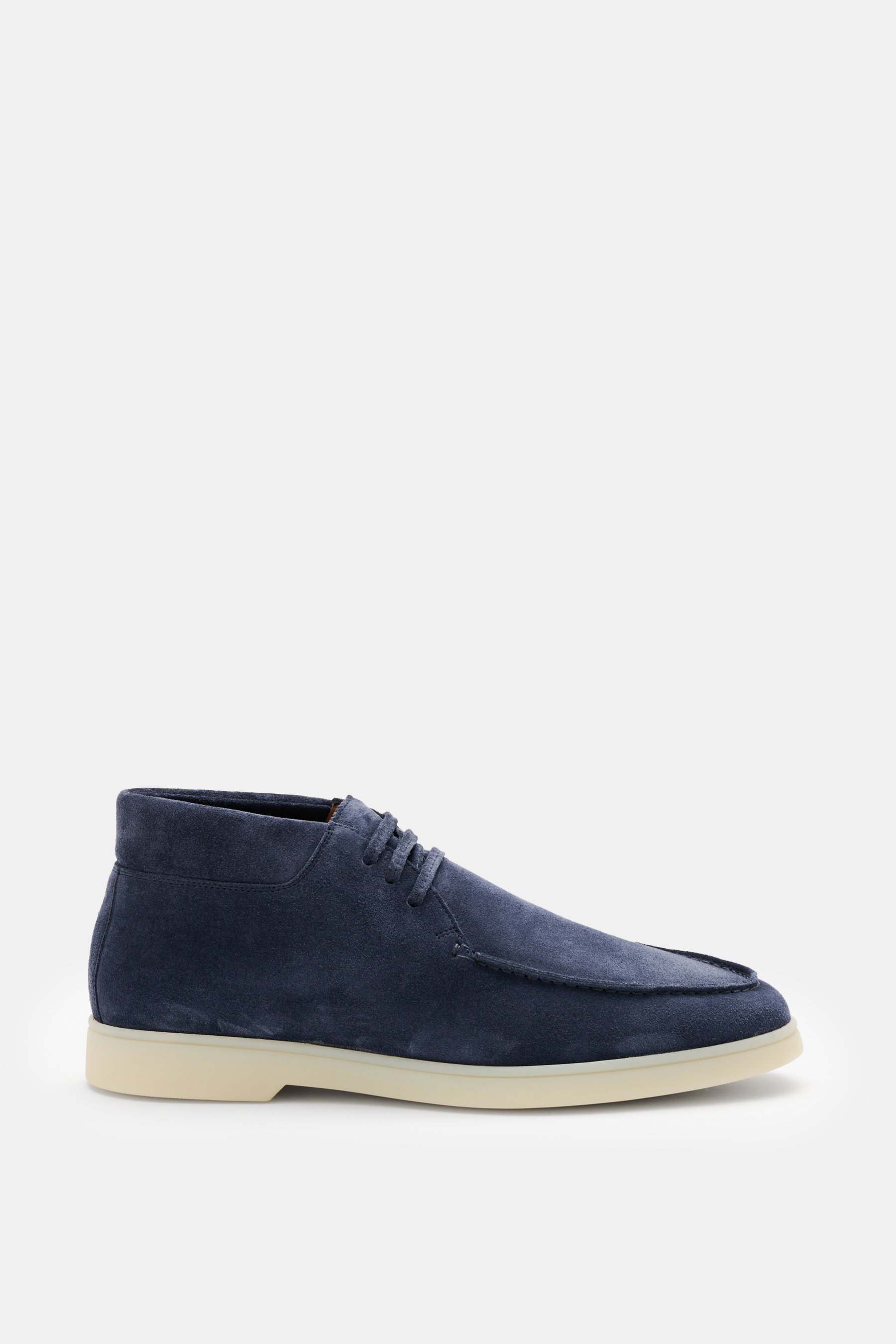 Side view of Aurélien Desert Boot blau in smooth blue suede with a slightly tapered silhouette, open three-eyelet lacing, distinctive front cap seam, padded collar, leather lining, flexible light sole, and an extra pair of laces. Stylish, comfortable, and