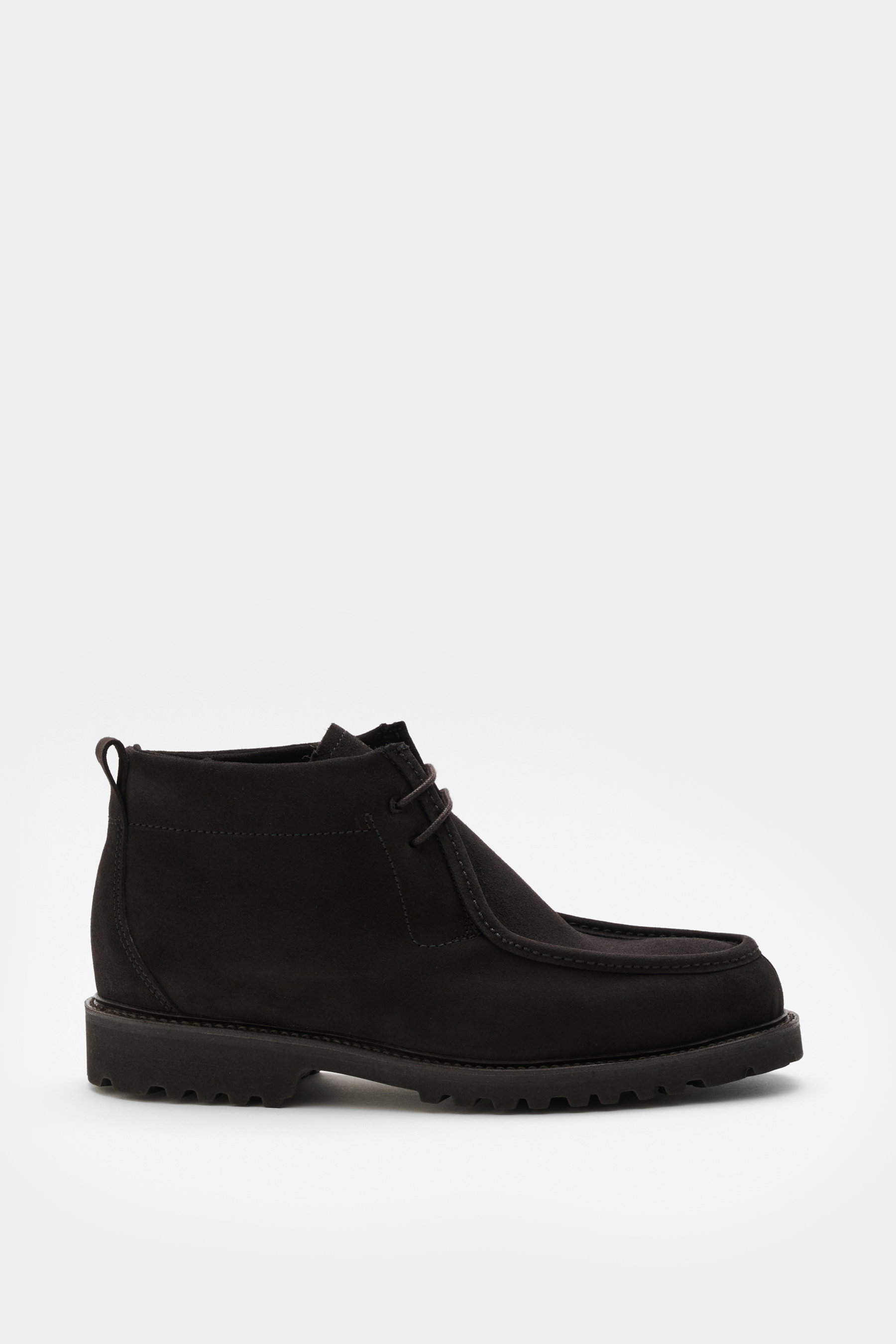 Seitenansicht des Ludwig Reiter Desert Boot 'Touring' dunkelbraun aus hydrophobiertem Veloursleder mit Lammfellfutter, rahmengenäht.