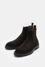 Officine Creative Chelsea Boot 'Dude Flexi 003' dunkelbraun aus edlem Veloursleder, seitlich Elastikeinsatz, Anziehschlaufe, Naturkautschuksohle, frontal fotografiert.