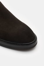 Officine Creative Chelsea Boot 'Dude Flexi 003' dunkelbraun aus Veloursleder, rahmengenäht, flexible Sohle, Nahaufnahme der Schuhspitze seitlich.