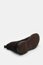 Officine Creative Chelsea Boot 'Dude Flexi 003' dunkelbraun aus Veloursleder, seitliche Elastikeinsätze, flexible Sohle, Ansicht von unten und seitlich.