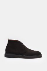 Officine Creative Desert Boot 'Dude Flexi 004' dunkelbraun, seitliche Ansicht, weiches Veloursleder, schmale Silhouette, Blake-Verarbeitung, Zwei-Loch-Schnürung, Grosgrain-Anziehschlaufe, ledernes Innenfutter, flexible Kautschuksohle.