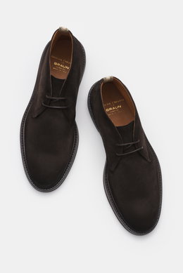 Officine Creative Desert Boot 'Dude Flexi 004' dunkelbraun, von oben schräg fotografiert, weiches Veloursleder, schmale Silhouette, Blake-Verarbeitung, Zwei-Loch-Schnürung, Grosgrain-Schlaufe, Lederfutter, flexible Kautschuksohle.