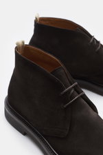 Officine Creative Desert Boot 'Dude Flexi 004' dunkelbraun, Detailaufnahme schräg von oben, weiches Veloursleder, schmale Silhouette, Blake-Verarbeitung, Zwei-Loch-Schnürung, Grosgrain-Schlaufe, Lederfutter, flexible Kautschuksohle.