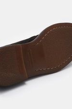 Officine Creative Desert Boot 'Dude Flexi 004' dunkelbraun, Detailaufnahme der flexiblen Kautschuk-Laufsohle mit durchgenähter Blake-Verarbeitung.
