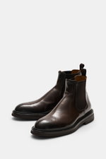 Officine Creative Chelsea Boot 'Dude Flexi' braun aus poliertem Glattleder, rahmengenäht, mit Elastikeinsatz, Anziehschlaufe, Naturkautschuksohle, seitliche Frontansicht.