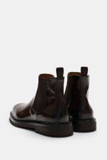 Officine Creative Chelsea Boot 'Dude Flexi' braun aus poliertem Leder, seitlich mit Elastikeinsatz, Anziehschlaufe, naturkautschuksohle, rückwärtige Perspektive.