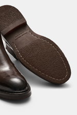 Officine Creative Chelsea Boot 'Dude Flexi' braun, poliertes Glattleder, Goodyear Welted, flexible Naturkautschuksohle, Detailansicht Sohle und Schuhspitze.
