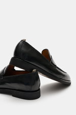 Side and rear view of Officine Creative Penny Loafer 'Opera Flexi' black in polished smooth leather with narrow tapered silhouette and Goodyear-welted sole.

<p>The Italian shoe brand OFFICINE CREATIVE complements the Penny Loafer 'Opera Flexi' with polis