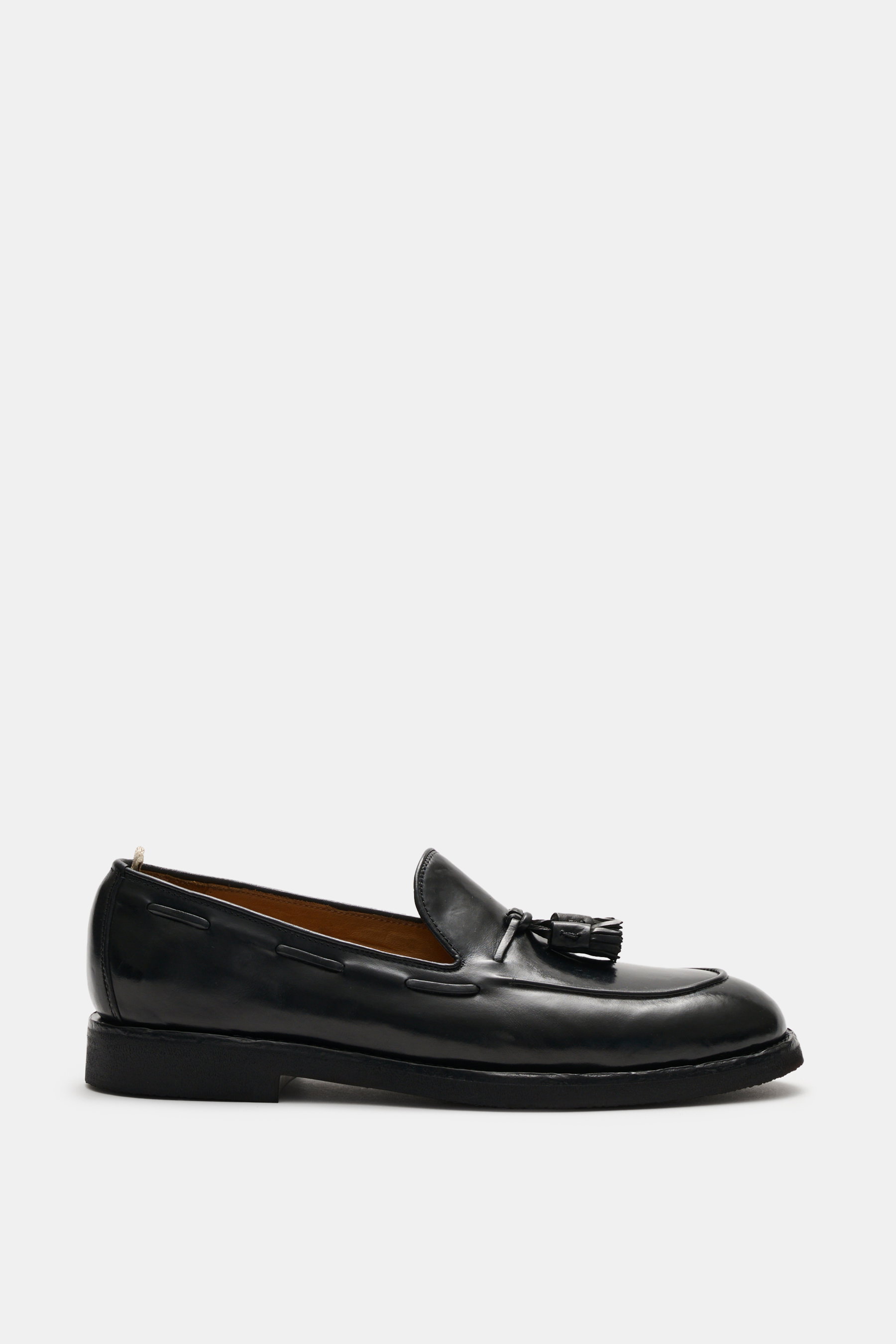 Side view of Officine Creative Tassel Loafer 'Opera Flexi' braun in polished leather with tassel, slim silhouette, Goodyear welted, rubber sole, and leather lining for comfort.