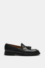 Side view of Officine Creative Tassel Loafer 'Opera Flexi' braun in polished leather with tassel, slim silhouette, Goodyear welted, rubber sole, and leather lining for comfort.