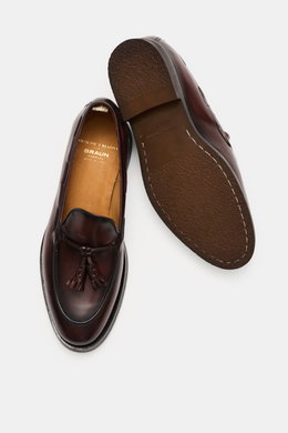 Officine Creative Tassel Loafer 'Opera Flexi' braun aus poliertem Leder mit Tassel, Grosgrain-Schlaufe, Naturkautschuksohle, von oben und unten fotografiert.