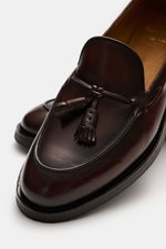 Officine Creative Tassel Loafer 'Opera Flexi' braun, poliertes Leder, schmal zulaufend, Goodyear-welted, mit Tassel und Naturkautschuksohle, Nahaufnahme von oben.