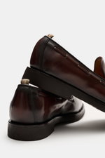 Officine Creative Tassel Loafer 'Opera Flexi' braun aus poliertem Leder, schmal zulaufend, Goodyear-welted, mit Naturkautschuksohle, seitliche Nahaufnahme.