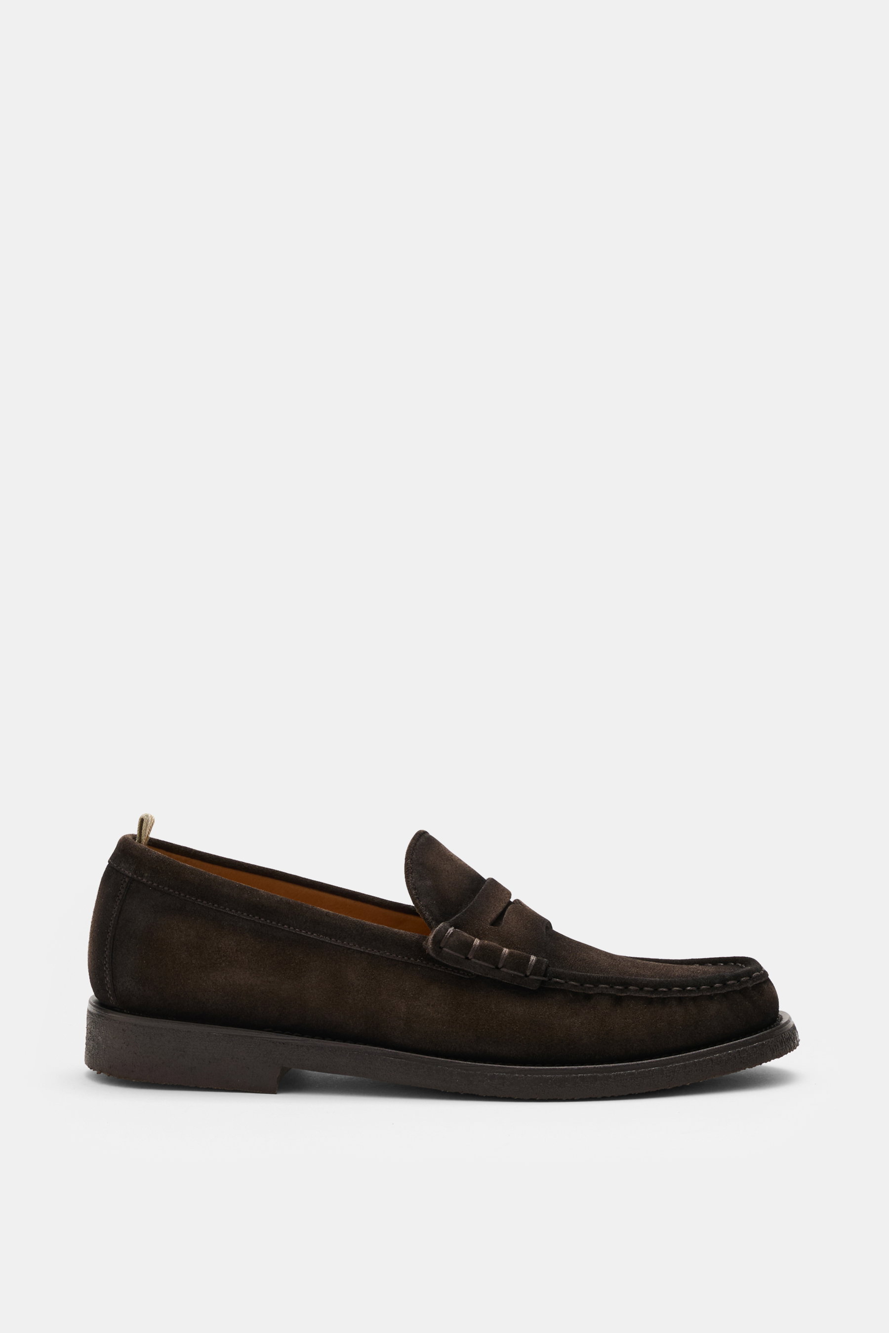 Officine Creative Penny Loafer 'Balfron Flexi 001' dunkelbraun aus Veloursleder, seitlich fotografiert, flexible Naturkautschuksohle, schmale Form.