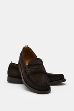 Officine Creative Penny Loafer 'Balfron Flexi 001' dunkelbraun aus geschmeidigem Veloursleder, seitlich vorn fotografiert mit Naturkautschuksohle.