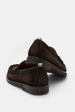 Officine Creative Penny Loafer 'Balfron Flexi 001' dunkelbraun aus Veloursleder, flexible Naturkautschuksohle, Seiten- und Rückansicht schräg von unten.